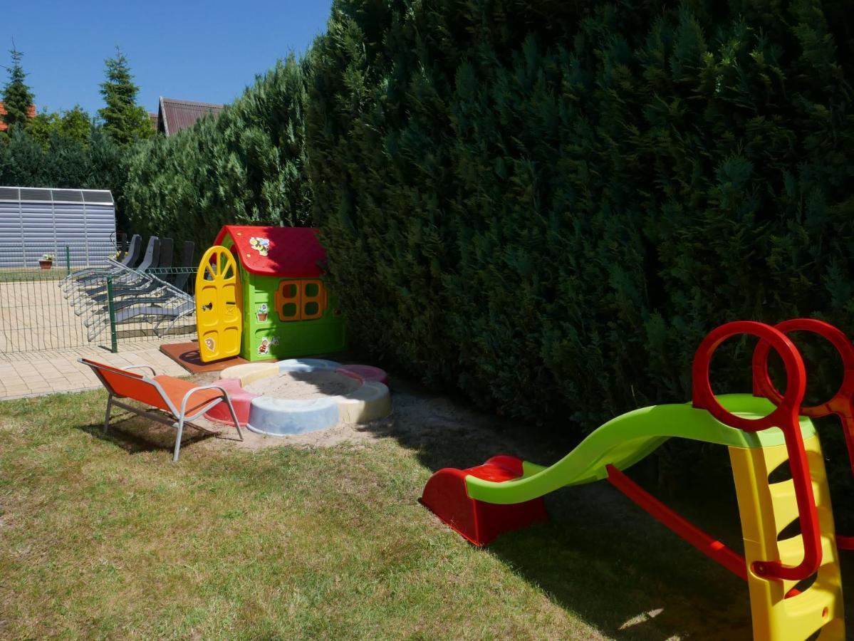 Ferienhaeuser Mit Pool Rewal Exterior foto